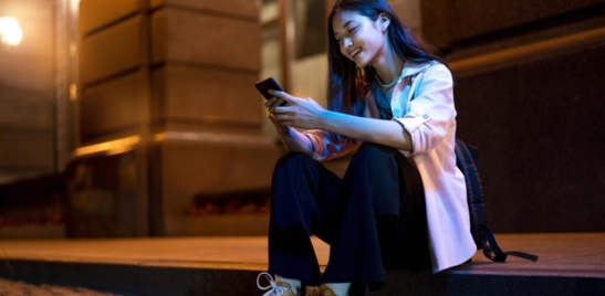 retrato-de-mulher-usando-smartphone-a-noite-nas-luzes-da-cidade