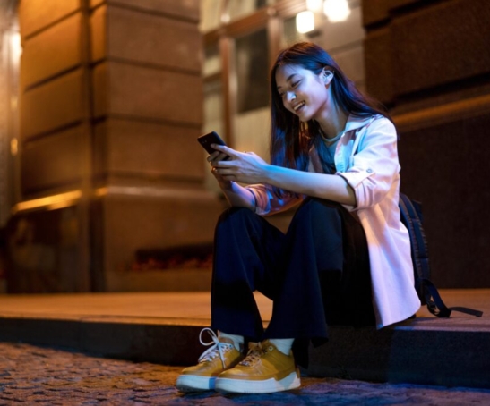 retrato-de-mulher-usando-smartphone-a-noite-nas-luzes-da-cidade